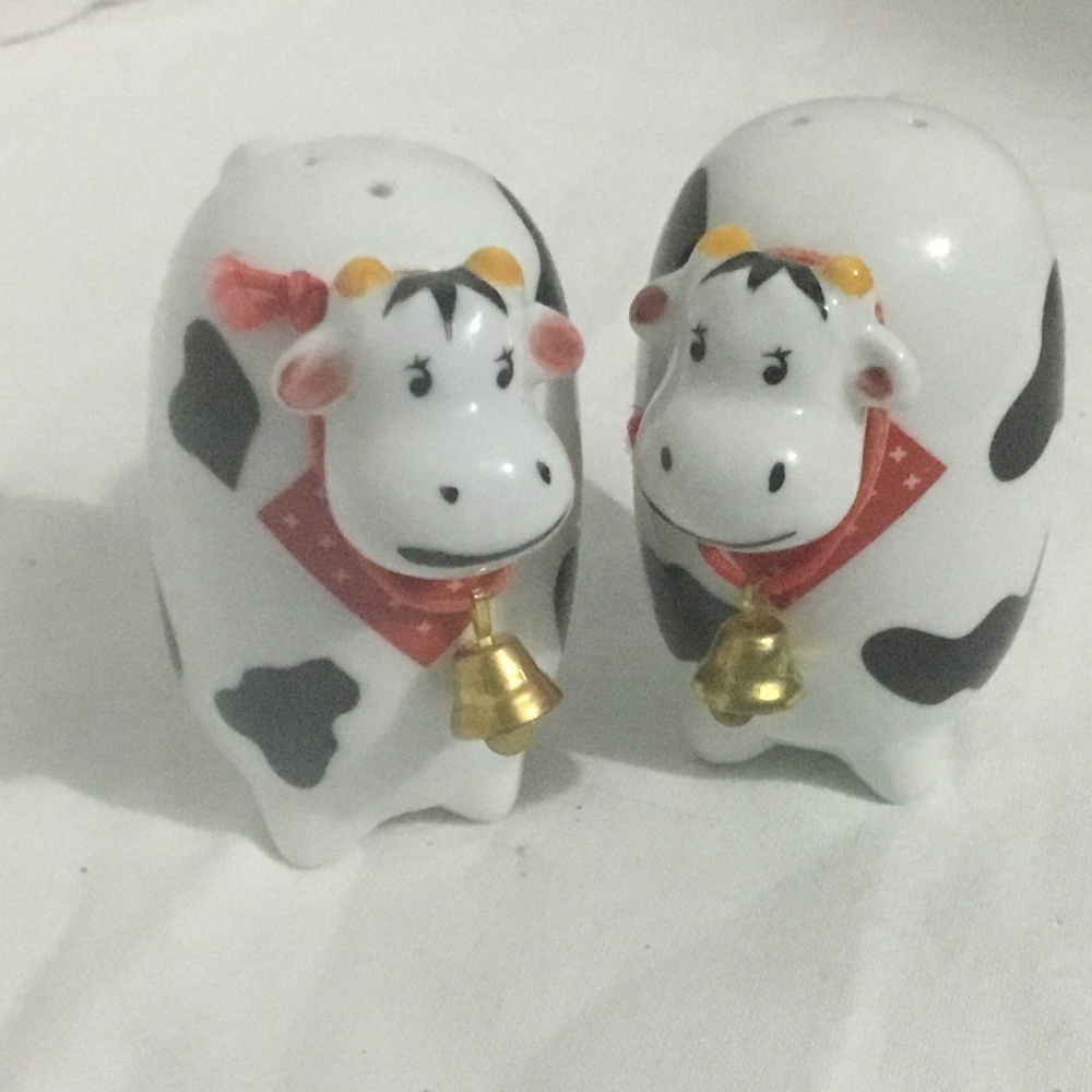 Cow salt and pepper shakers with Switzerland printed on the side.Excellent shape